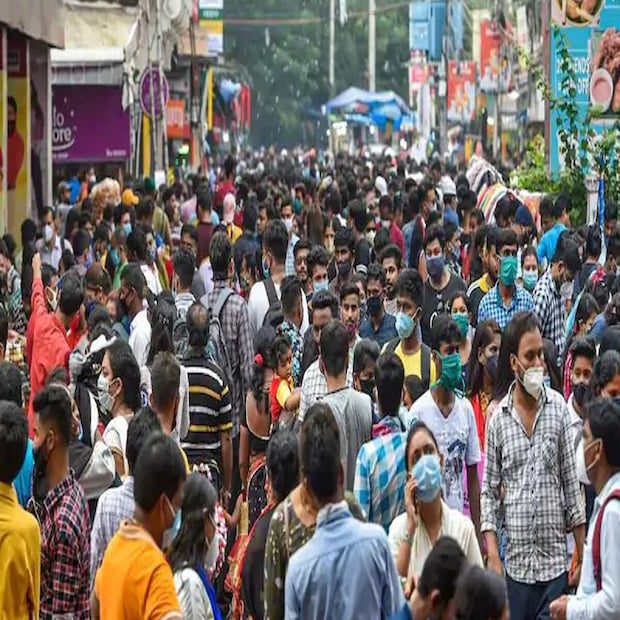 ★ মাস্ক-এর সঙ্গে স্যানিটাইজারের ব্যবহার এবং পারস্পরিক দূরত্ব রাখার পরামর্শ কলকাতা পুরসভার স্বাস্থ্য বিভাগের চিকিৎসকদের।
