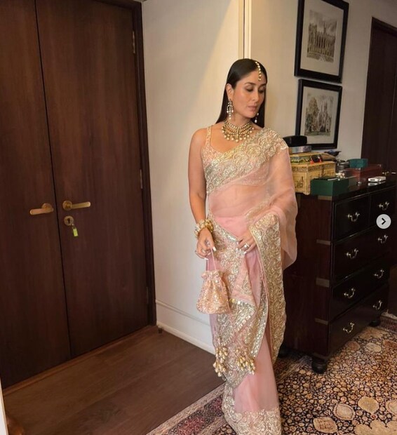 তবে করিনার স্টাইল স্টেটমেন্ট ছিল হাতের পোটলি বটুয়া৷ খোলা স্ট্রেট চুলের সঙ্গে জমে উঠেছিল তাঁর এই অ্যাকসেসরিজ৷