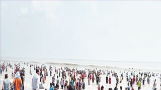 চড়া রোদের মাঝেই হঠাৎ হঠাৎ মেঘলা আকাশ সমুদ্র সৈকতকে ঘিরে ধরলেও আজ বৃষ্টি হয়নি দিঘায়, গরমের দিঘায় পর্যটকদের ভালোই ভিড়৷ প্রতীকী ছবি।
