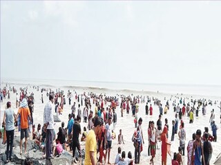 চড়া রোদের মাঝেই হঠাৎ হঠাৎ মেঘলা আকাশ সমুদ্র সৈকতকে ঘিরে ধরলেও আজ বৃষ্টি হয়নি দিঘায়, গরমের দিঘায় পর্যটকদের ভালোই ভিড়৷ প্রতীকী ছবি।
