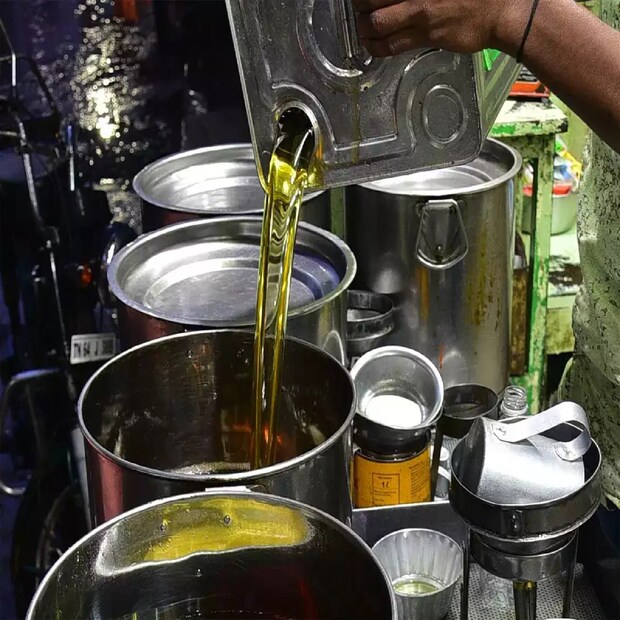 রাইস ব্র্যান অয়েলের দাম ১৬০ টাকা থেকে বেড়ে হয়েছে ১৭০ টাকা৷ সূর্যমুখী তেলের দাম ১৯০ টাকা থেকে বেড়ে হয়েছে ২১০ টাকা৷ সয়াবিন তেলের দাম ১৭৫ টাকা থেেক বেড়ে দাঁড়িয়েছে ১৯০ টাকায়৷ 