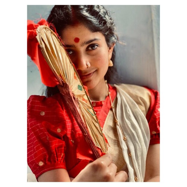 চমক থাকুক ব্লাউজে  শাড়ি সাদামাটা হোক তাতে ক্ষতি নেই, কিন্তু চমকে দিতে হবে নানা স্টাইলের ব্লাউজ পরে। রেশম বা কাচ বসানো বা মিরর ওয়ার্ক করা ব্লাউজ, বেল স্লিভ এরকম নানা ব্লাউজ দিব্যি লাগবে।