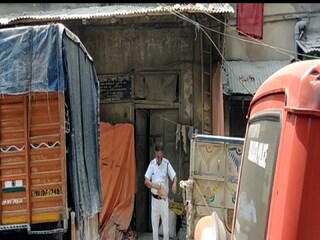ভেজাল সিমেন্ট কারখানায় পুলিশের হানা৷ 