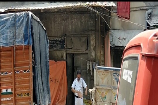 ভেজাল সিমেন্ট কারখানায় পুলিশের হানা৷