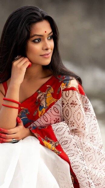 বেশি কঠিন কোনও স্ক্রাবের পরিবর্তে মৃদু এক্সফোলিয়েন্ট ব্যবহার করতে হবে। সুস্থ ত্বক রিহাইড্রেট হতে ২৫ দিন পর্যন্ত সময় লাগতে পারে এবং ডিহাইড্রেটেড ত্বকে কিন্তু এর থেকেও বেশি সময় নিতে পারে। তাই অবশিষ্ট আর্দ্রতা বাঁচিয়ে রাখতে স্ক্রাবিং এড়িয়ে চলাই ভালো।