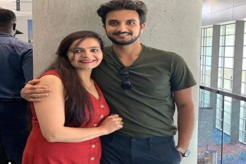 #নয়াদিল্লি:  হর্ষল প্যাটেল রয়্যাল চ্যালেঞ্জার্স ব্যাঙ্গালোর দলের সঙ্গে ফের যোগ দিয়েছেন৷ পেসার হর্ষল প্যাটেলের বোনের মৃত্যুর সংবাদ পাওয়ার পরেই বাড়ি ফিরে গিয়েছিলেন৷ মাঠে ফেরার পর হর্ষল প্যাটেল সোশ্যাল মিডিয়ায় প্রয়াত বোনের জন্য আবেগ মাখা পোস্ট করেছেন৷ (pc: Harshal Patel instagram)