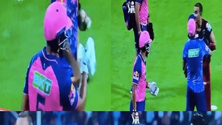 এই সেই বিতর্কিত মুহূর্ত। ঝামেলায় জড়িয়ে পড়ছেন দুই ক্রিকেটার