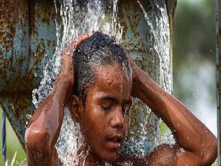 তাপপ্রবাহ চলছে বীরভূমেও৷ এই জেলার শ্রীনিকেতনের সর্বোচ্চ তাপমাত্রা ছিল ৪১.৯ ডিগ্রি সেলসিয়াস, যা স্বাভাবিকের থেকে ৫.৪ ডিগ্রি বেশি৷ 
