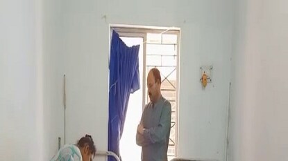 হাসপাতালের বেডেই পরীক্ষা দিচ্ছে শ্রেয়সী৷ হাসপাতালের বেডেই পরীক্ষা দিচ্ছে শ্রেয়সী৷