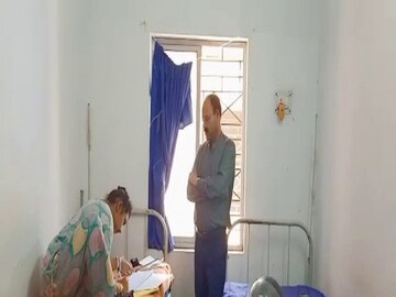 হাসপাতালের বেডেই পরীক্ষা দিচ্ছে শ্রেয়সী৷