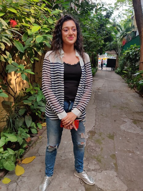 অন্য আর একটি চরিত্রে দেখা যাবে মৌবনি সরকারকে। মৌবনির চরিত্র সম্পূর্ণ বিপরীত, ভীষণ আধুনিক চিন্তা-ভাবনা, জীবনযাত্রা। মৌবনি এবং রূপসার বহুবছর পর দেখা হয়। সেখান থেকেই গল্পের শুরু। 