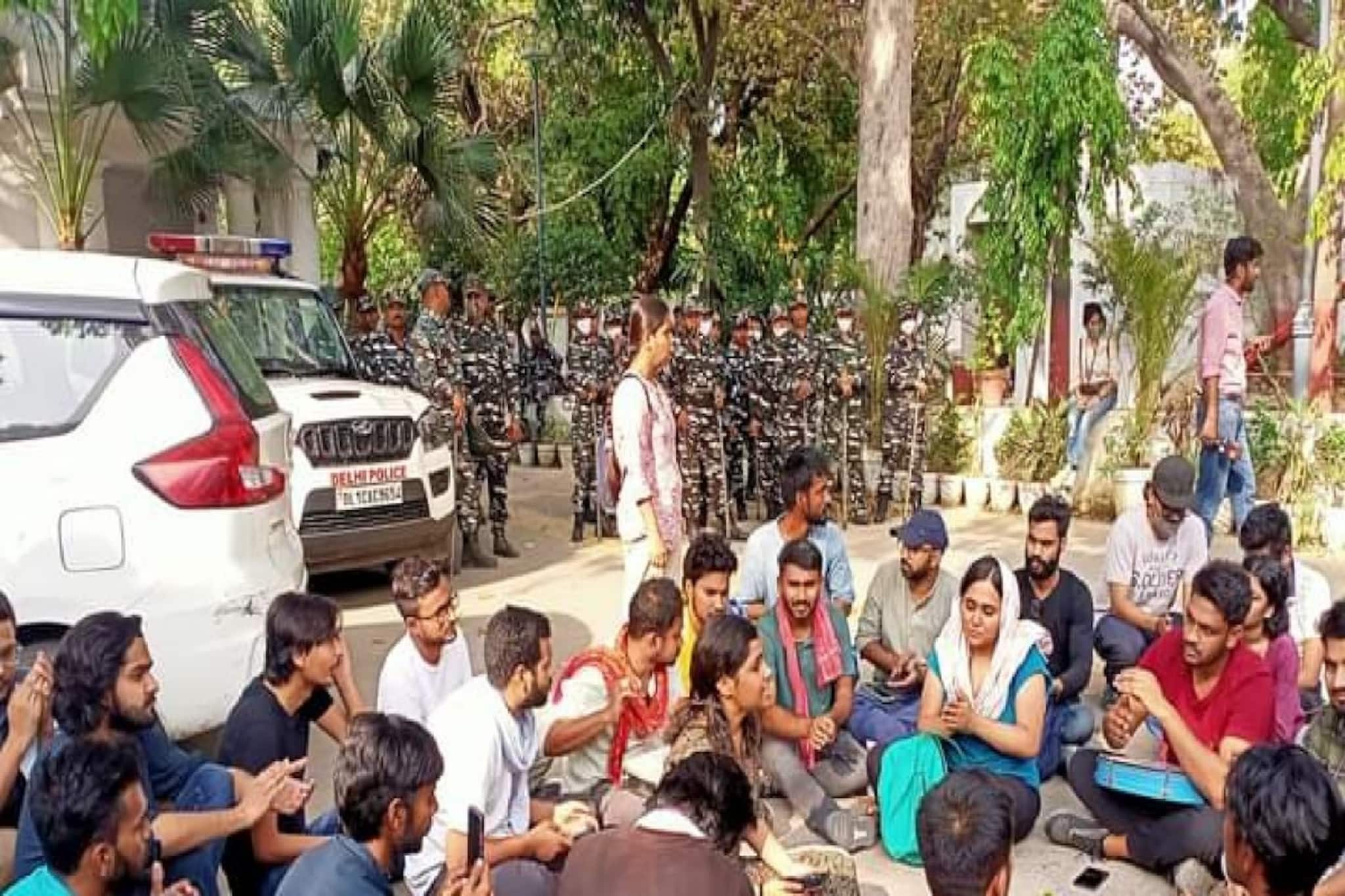 আমিষ-নিরামিষ বিতর্ক পৌঁছে গেল জেএনইউ-তে, এবিভিপি-র বিরুদ্ধে হামলার অভিযোগ