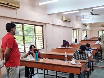 বিশ্ববিদ্যালয়ে ক্লার্ক নিয়োগ
