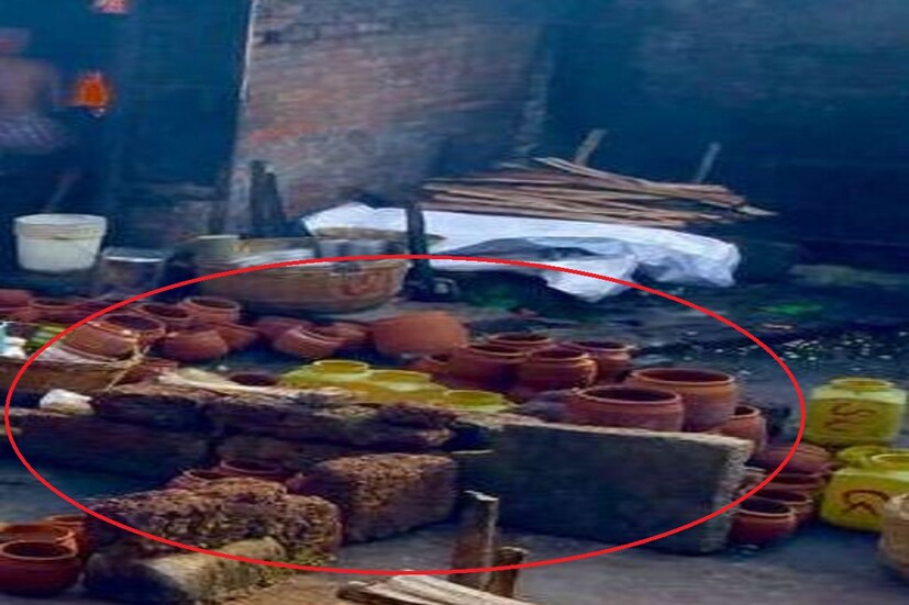 পুরীর মন্দিরের পবিত্র এই রন্ধনশালা ভারতের মধ্যে অন্যতম সর্ববৃহৎ৷ এখানে ২৪০ টি মাটির উনুন রয়েছে৷ এর মধ্যে রবিবার সকালে দেখা যায় এর মধ্যে ৪৩ টি ভাঙা দেখতে পাওয়া যায়৷ রবিবার সকালে এই অবস্থা দেখে সকলের চক্ষু চড়কগাছ হয়ে যায়৷ শনিবার গভীর রাত এভাবে রান্নার উনুনগুলি ভেঙেচুরে দেওয়া হয়৷ এই মাটির উনুনে বানানো রান্নাকেই মহাপ্রসাদ হিসেবে ভক্তদের দেওয়া হয়৷