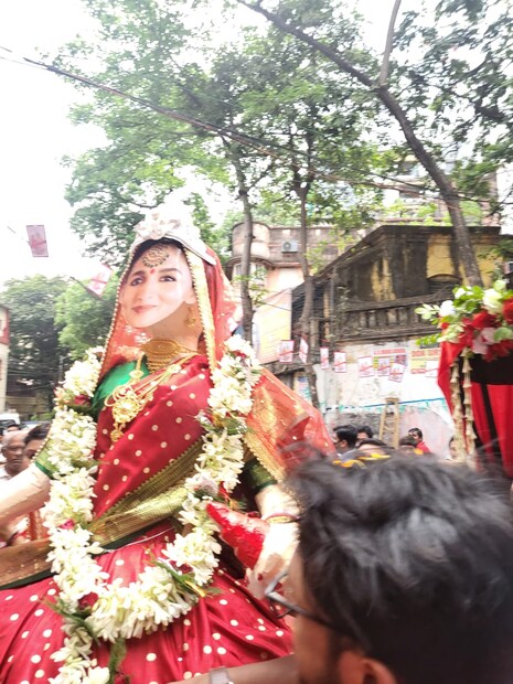 এ তো যে সে বিয়ে নয়। কাপুর পরিবারের বিয়ে বলে কথা। তাও আবার রণবীরের বিয়ে। ডেস্টিনেশন ওয়েডিং নয়, মুম্বইতেই বিয়ের আসর। তাই নিরাপত্তার ঘেরাটোপও বেশি। এই মেগা ওয়েডিংয়ের আর এক আসর বসেছিল খাস কলকাতার বুকে।