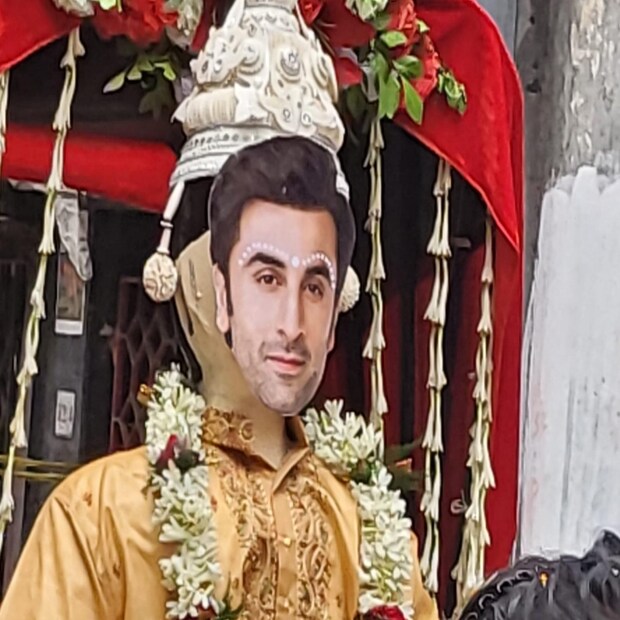 বলিউডে এখন বড় খবর রণবীর-আলিয়ার বিয়ে। কয়েকদিন ধরেই এই মেগা ওয়েডিং নিয়ে সরগরম মুম্বই। ‘ব্রহ্মাস্ত্রে’র সেটে শুরু প্রেমপর্বের, পরিণতি পালিহিলের ‘বাস্তু’-তে। বি-টাউনের মোস্ট হ্যাপেনিং কাপল রণবীর-আলিয়া গাঁটছড়া বাঁধলেন ১৪ এপ্রিল।