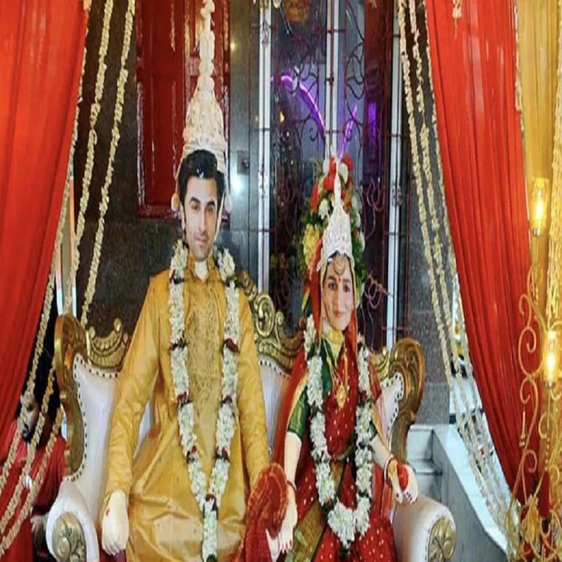 ফুল ও আলোর মালায় সাজানো হয়েছিল মন্ডপ, ছিল রেজিস্ট্রির আয়োজনও। পূর্বপুরুষদের শ্রদ্ধা জানাতে ছিল বিশেষ পুজোর ব্যবস্থা। নবদম্পতির বিবাহিত জীবনের সাফল্যের কামনায় বিশেষ যজ্ঞের আয়োজনও ছিল। মণ্ডপে ছবি ছিল ঋষি কাপুর, রাজ কাপুরের।