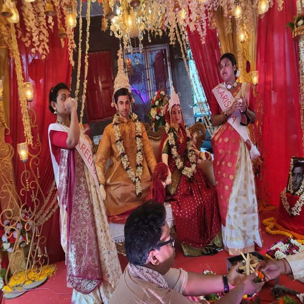 বিয়ের লগ্ন তিনটে থেকে চারটে। শঙ্খ ও উলুধ্বনির মধ্যে রিকশায় করে বর বউয়ের এসে বসলেন মণ্ডপে। শঙ্খ বাজালেন ক্যাটরিনা ও দীপিকা। 