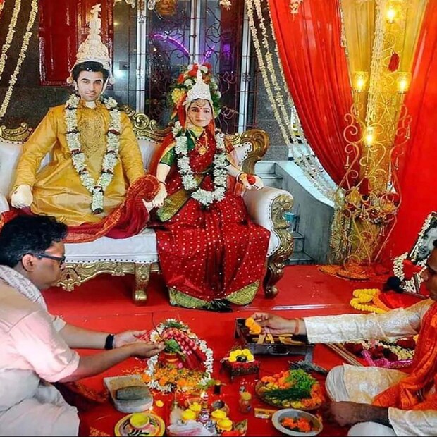 কনের জন্য রণবীরের বাড়ি থেকে বিয়ের তত্ত্ব এসেছিল। শাড়ি, প্রসাধন সামগ্রী, বিয়েতে আমন্ত্রিতদের জন্য রিটার্ন গিফটেরও ব্যবস্থা ছিল। নিয়ম-নীতি আচার মেনেই সম্পন্ন হল বিয়ের অনুষ্ঠান। এই অভিনব বিয়ের উদ্যোগে ছিল টিউটোপিয়া লার্নিং ও ২১ পল্লী দুর্গোৎসব কমিটির।