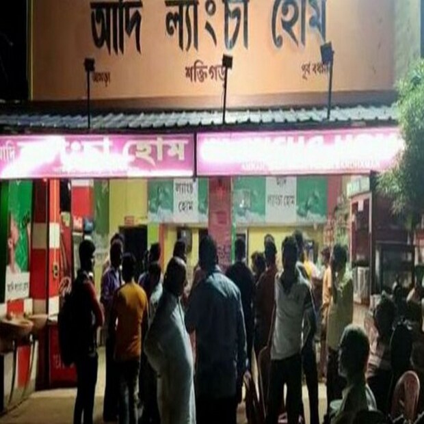 রাজকন্যার জন্য তৈরি সেই মিষ্টির নাম ছড়িয়ে পড়ল সর্বত্র। তবে মিষ্টির নাম কী সেটা কেউই বলতে পারলেন না। তাই সেই খঞ্জ ময়রা যিনি লেংচে হাঁটেন তাঁর এই শারীরিক সমস্যার নামেই নাম হয়ে যায় মিষ্টির।