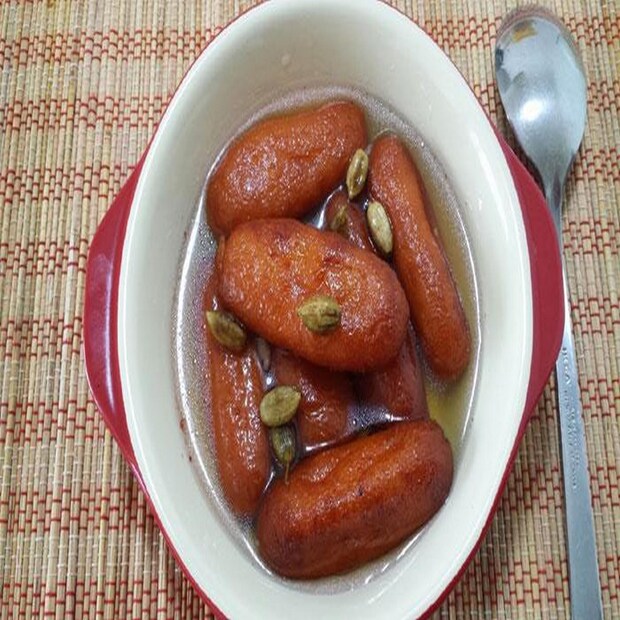 অনেক ভেবে চিনতে রাজকন্যা জানান, সেই ময়রা ছিলেন খঞ্জ, অর্থাৎ তাঁর একটি পা ছিল খোঁড়া। রাজা তাঁর দলবল পাঠালেন বর্ধমানের সেই খোঁড়া ময়রাকে খুঁজে আনতে। অবশেষে ময়রাকে খুঁজে কৃষ্ণনগরের রাজবাড়িতে নিয়ে আসা হল এবং তিনি আবার রাজকন্যার জন্য বানালেন সেই ভাজা মিষ্টি। স্বাদ ফিরল রাজকন্যার। 
