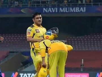 ম্যাচ শেষে ধোনিকে প্রণাম করছেন অধিনায়ক জাদেজা
