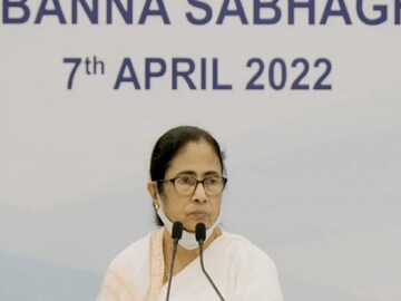 নবান্নে সাংবাদিক বৈঠকে মমতা।