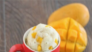 আমের উপকারিতা: আমে বহু প্রয়োজনীয় ভিটামিন ও খনিজ রয়েছে। এতে রয়েছে ভিটামিন এ, বি-ফাইভ, বি-সিক্স, সি, ই এবং কে। পাশাপাশি রয়েছে প্রোটিন, পটাশিয়াম, ম্যাঙ্গানিজ, ম্যাগনেশিয়াম, ফোলেট ইত্যাদি। আমে ক্যালোরি কম। ভিটামিন সি থাকায় রোগপ্রতিরোধ ক্ষমতা বাড়ে, আয়রণ শোষণের ক্ষমতা বাড়ায় এবং বৃদ্ধি ত্বরান্বিত করে। দৈনিক প্রয়োজনীয় ভিটামিন সি-র ৭০ শতাংশই দিতে পারে আম।