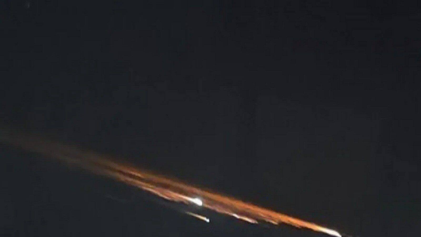 Meteor Shower রাতের আকাশে প্রবল 'উল্কাবৃষ্টি'! ভারতে বিরল এই মহাজাগতিক