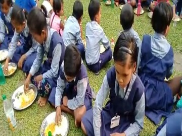 মিড ডে মিলে মিলল চৈত্র সংক্রান্তি স্পেশ্যাল মেনু৷ 