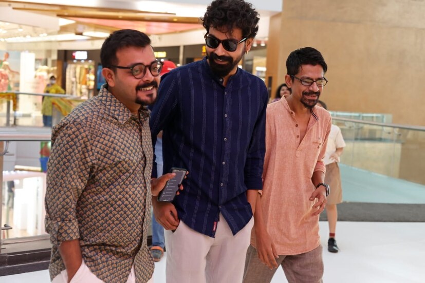 *নায়িকার কথায়, ‘‘মৈনাকের সঙ্গে কাজ করতে আমি খুবই উৎসাহী। 'ক্রিসক্রস' ছবির সময় ওঁর সঙ্গে কথাবার্তা হয়েছিল। ছবির চিত্রনাট্য মৈনাকের লেখা। সেই সুবাদেই কথা হয়। প্রথম লকডাউনে মৈনাক আমার সঙ্গে যোগাযোগ করেন। গোটা লকডাউনে এই একটাই ভাল জিনিস হয়েছে আমার সঙ্গে। আমাকে 'মিনি'  ছবির কথা বলে মৈনাক। পুরো চিত্রনাট্য শোনায়নি। একটা আইডিয়া দেয়। আমার চরিত্রটা খুব পছন্দ হয়েছিল। শ্যুটিং-এর সময় আরও ভাল ভাবে বুঝতে পারলাম। একদম এই প্রজন্মের একটি মেয়ের গল্প। তবে সে শেকড় ভোলেনি। মেয়েটি আত্মনির্ভর কিন্তু পরিবার খুব গুরুত্বপূর্ণ ওর কাছে। সমস্ত সম্পর্ককে দাম দেয় এই মেয়েটি। গল্পটা দারুণ। মৈনাক খুবই কুল থাকে সেটে, খুব মজা করে শ্যুট করছি।’’