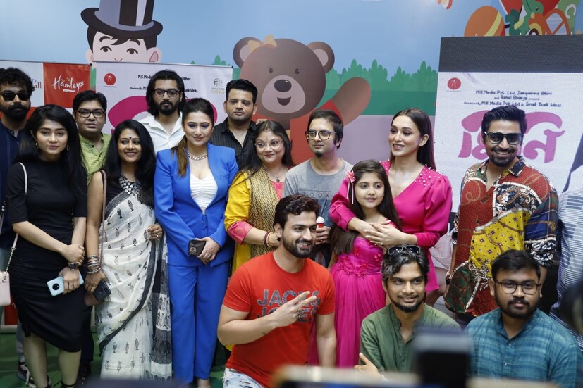 *এই ছবি অসময় বন্ধুত্বের গল্প, তা আগেই জানা গিয়েছিল। প্রথম ঝলক দেখে বোঝা গেল, এই ছবি আসলে মাসি-বোনঝির রসায়নের গল্প। তাও আবার যে-সে মাসি নয়, একেবারে আধুনিকা মাসি। 