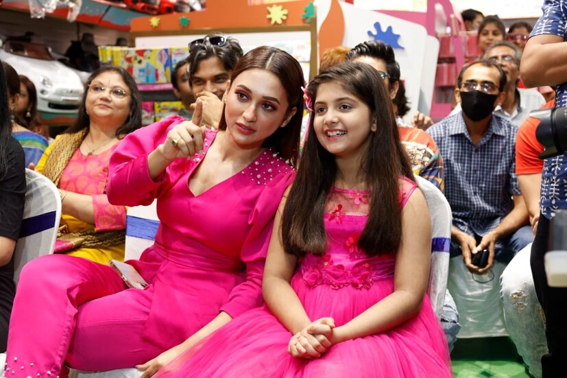 *'মিনি'- ছবিতে সুন্দর বন্ধুত্ব দেখানো হয়েছে। বন্ধুত্ব সমবয়সীদের মধ্যেই হয়, এমনটাও সব সময় জরুরি নয়, সে কথাও বলে এই ছবি। আধুনিক সমাজের সমস্যা, বাচ্চাদের একাকীত্ব, এই সবকিছুর ঝলক রয়েছে 'মিনি'-তে।
