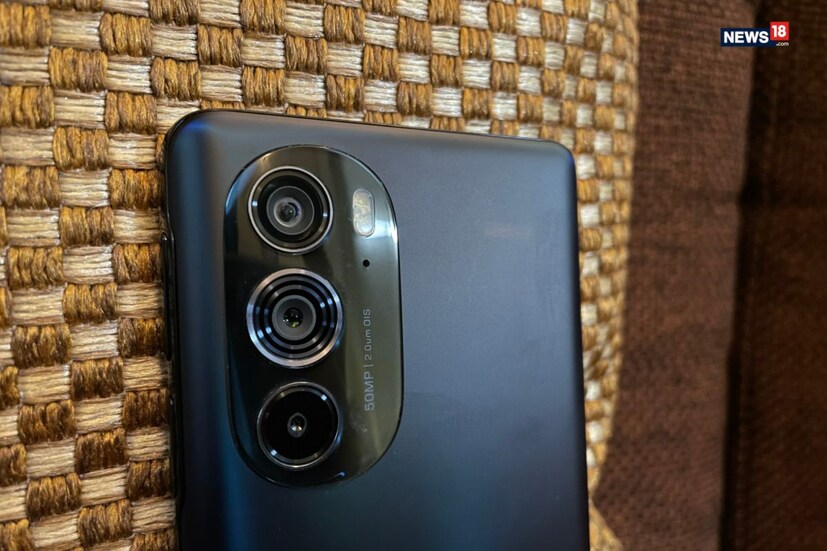 Motorola Edge 30 - Motorola যদিও এখনও নির্দিষ্ট করে কিছু জানায়নি তবে সংশ্লিষ্ট মহলের ধারণা এ মাসেই ভারতে লঞ্চ করা হতে পারে সংস্থার মিড রেঞ্জ ফোন Motorola Edge 30। গত মাসেই এ দেশে এসেছিল Motorola Edge 30 pro। কেমন হতে পারে এই নতুন ফোনটি? বিশদ বিবরণ এখনও তেমন জানা যায়নি। তবে জানা গিয়েছে, Motorola Edge 30 ফোনটি শক্তিশালী Snapdragon 778G Plus চিপসেটে এবং লেটেস্ট Android 12 অপারেটিং সিস্টেমে চলে। এটিতে রয়েছে ১২০Hz রিফ্রেশ রেট এবং একটি AMOLED ডিসপ্লে৷