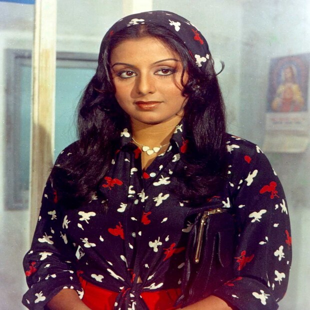 ষাট-সত্তর-আশির দশকে নিজের কেরিয়ারের সোনালি দিনগুলোতে বিভিন্ন ছবিতে চুটিয়ে অভিনয় করেছেন নীতু (Neetu Kapoor)। সেই সময় তাঁর নিষ্পাপ সারল্যে ভরা সৌন্দর্য ভক্তদের মনে জায়গা করে নিয়েছিল। আজও ৬৩ বছর বয়সে এসেও ভক্তদের মনে রাজত্ব করছেন তিনি। তবে ঋষি কাপুরের (Rishi Kapoor) সঙ্গে বিয়ের পরে কেরিয়ারকে বিদায় জানিয়েছিলেন কাপুর পরিবারের এই বধূ। আবার ধীরে ধীরে রুপোলি পর্দার দুনিয়ায় কামব্যাক করেছেন নীতু। আর এই বয়সেও নীতু কাপুরের গ্ল্যামারের এতটুকু খামতি হয়নি। জেনে নেওয়া যাক, চিরযৌবনা নীতুর রূপের রহস্য।
