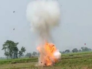 সিআইডি বোম ডিসপোজাল টিমের প্রতিনিধিরা বোমাগুলি পাশের একটি নির্জন জায়গায় নিষ্ক্রিয় করে