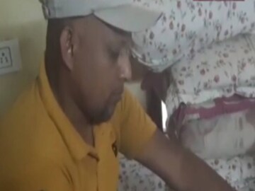 ছোটবেলা থেকেই মুখে শিস দিয়ে সুর তোলেন , সেই থেকে আজও ওই সুর ধরে রেখেছেন এই যুবক