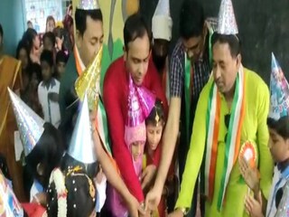 ছোট ছোট ছাত্রছাত্রীদের মুখে হাসি ফোটাতে স্কুলের এই উদ্যোগ দাগ কেটেছে সকলের মনে