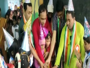 ছোট ছোট ছাত্রছাত্রীদের মুখে হাসি ফোটাতে স্কুলের এই উদ্যোগ দাগ কেটেছে সকলের মনে