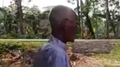 আগলে ধরে রেখেছেন বিনোদনের দীর্ঘদিনের সঙ্গী রেডিওকে আগলে ধরে রেখেছেন বিনোদনের দীর্ঘদিনের সঙ্গী রেডিওকে