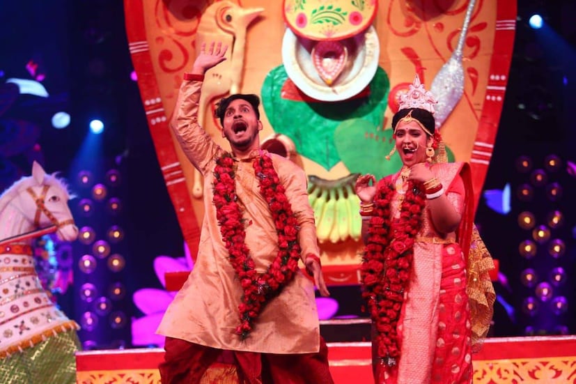 সে সময় অসুস্থ স্ত্রী মাথায় জলপট্টি দিয়েছিলেন রাজা।