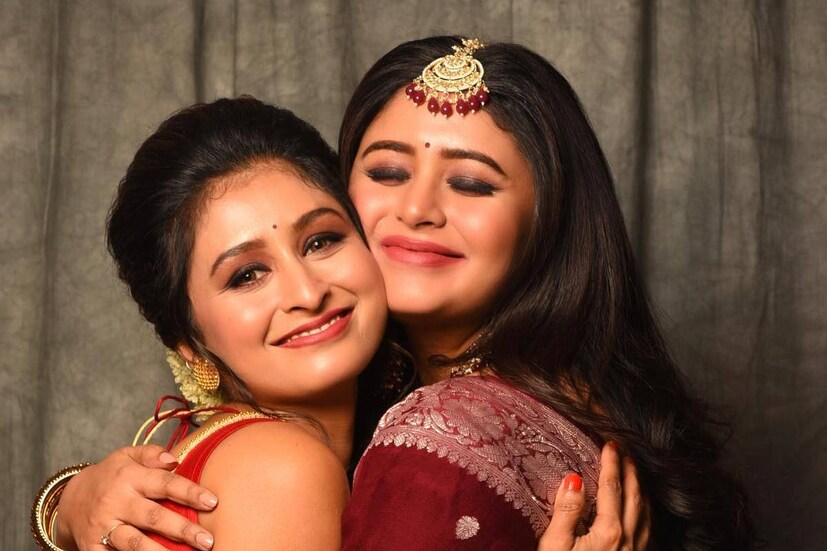 তাঁদের ছবি পোস্ট করে ঋতাভরী লিখেছেন, ‘‘আজ আমার দিদির বিয়ে হল! এর থেকে আনন্দের কিছু হতে পারে? যত ক্ষণ না আপনি আপনার দিদিকে বিয়ের সাজে দেখছেন, তত ক্ষণ অবধি বুঝতেই পারবেন না এতে আবেগের কী উচ্ছ্বাস হয়!’’