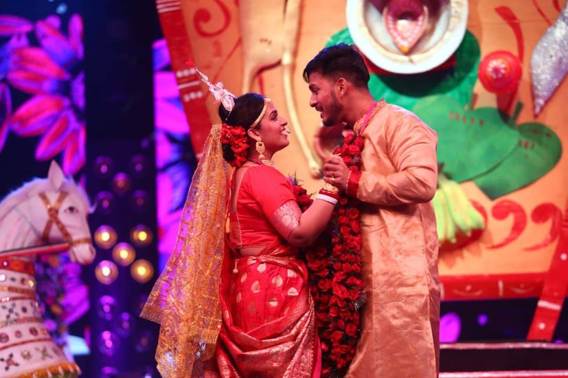 মধুবনীর কথায়, তাঁর মনে হয়েছিল সন্তানের জ্বর হলে মা যেভাবে সেবা শুশ্রূষা করেন, তাঁর স্বামীও তাঁকে সেভাবেই জলপটি দিয়ে দিচ্ছে।