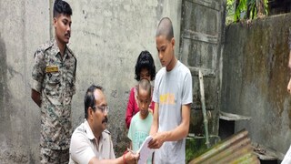 তাদের অসহায়তার কথা শুনে পাশে এসে দাঁড়ালেন ধূপগুড়ি থানার পুলিশ আধিকারিকরা