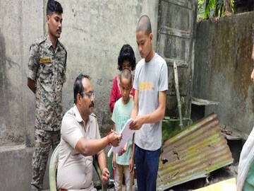 তাদের অসহায়তার কথা শুনে পাশে এসে দাঁড়ালেন ধূপগুড়ি থানার পুলিশ আধিকারিকরা
