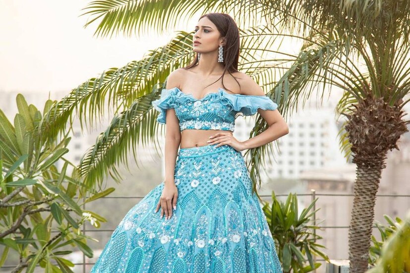 তুঁতে রঙের লেহঙ্গায় এরিকা ফার্নান্ডেজ যেন সৌন্দর্যের প্রতিমূর্তি৷