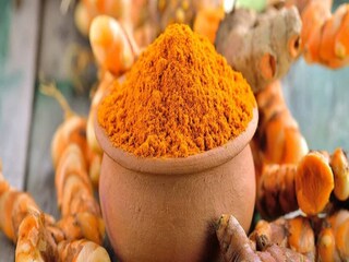 হলুদ

অনেক সৌন্দর্য পণ্যে হলুদ ব্যবহার করা হয়, এটি ত্বকের জন্য খুবই উপকারী। দুধের সঙ্গে হলুদ মিশিয়ে লাগালে ত্বকে জমে থাকা ময়লা ও মরা চামড়া উঠে যায়, যার কারণে ঘাড় পরিষ্কার ও উজ্জ্বল হয়।