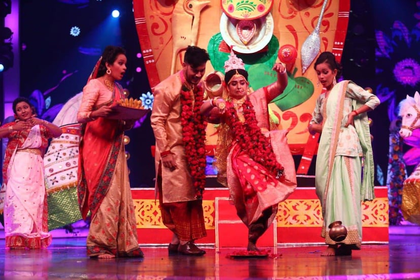 রাজা জানান তাঁর টোপর পরতে একদম ইচ্ছে করেনি বিয়ের সময়।