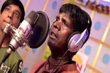 মন্দিরে পুজোর পাশাপাশি গান রেকর্ডিং, খুদেদেরও ‘কাঁচা বাদাম’ থেকে নিরাশ করলেন না