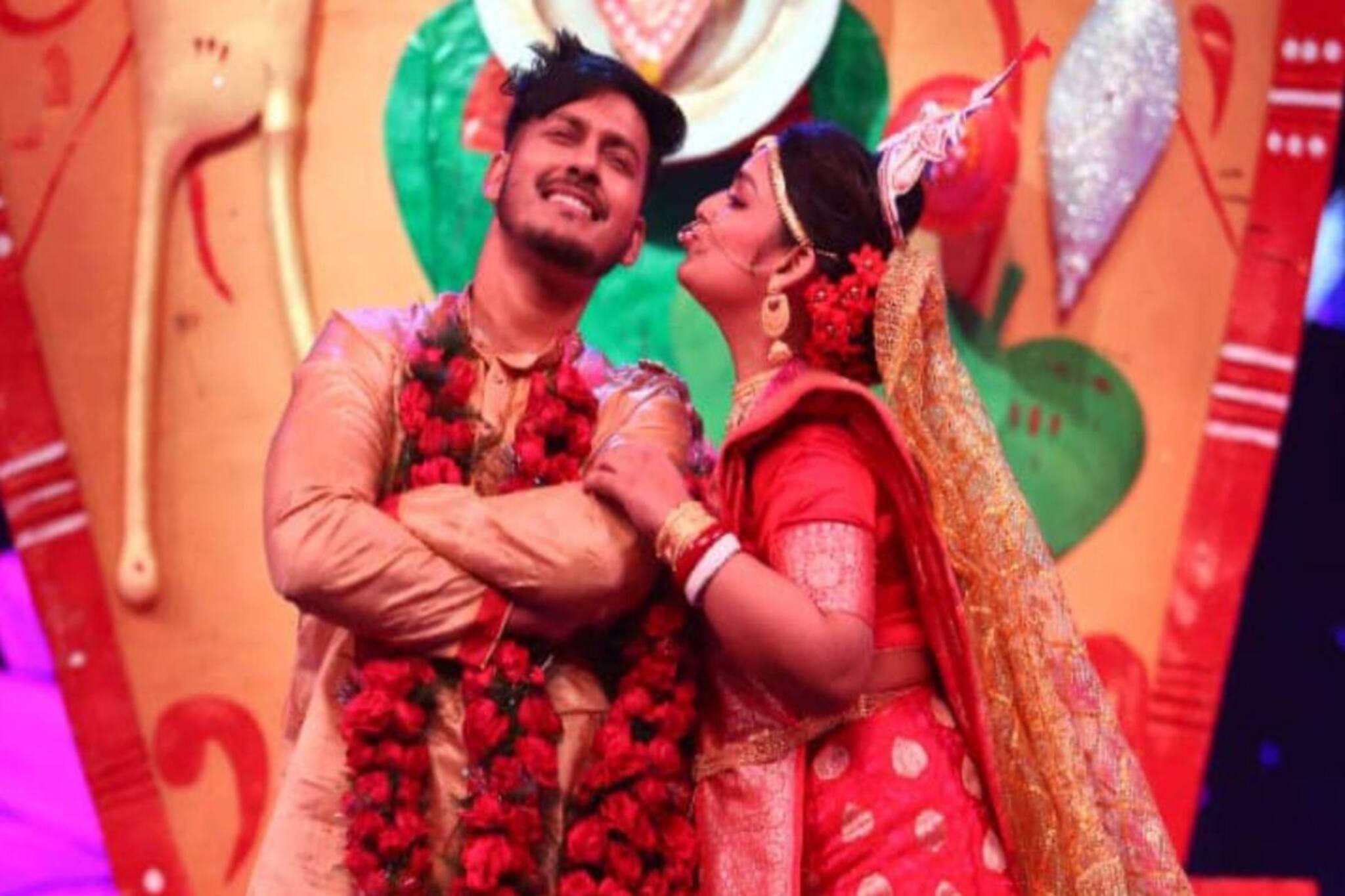 বিয়েতে না পরলেও ইস্মার্ট জোড়িতে রাজার মাথায় টোপর, ফের প্রোপোজ মধুবনীর